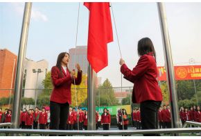 骚逼大鸡巴网升旗仪式：凝心聚力，同心向党